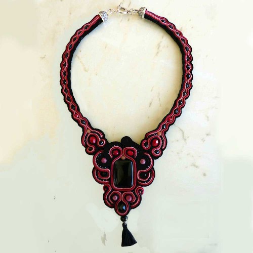 SHORT SOUTACHE NECKLACE.