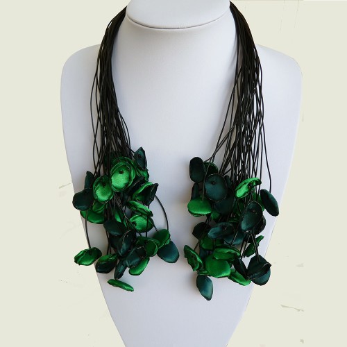 SATIN GREEN FLOWER NECKLACE.