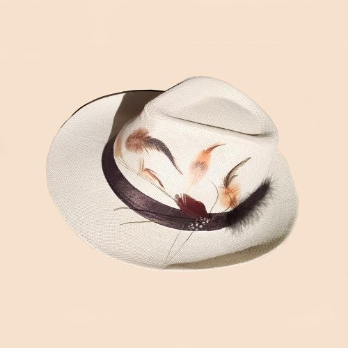 HAT WITH FEATHERS.